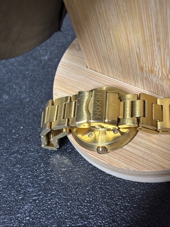 Nixon Cold Blooded The Chameleon Gold  Black Textured Dial Bracelet Watch WORKS main image 6